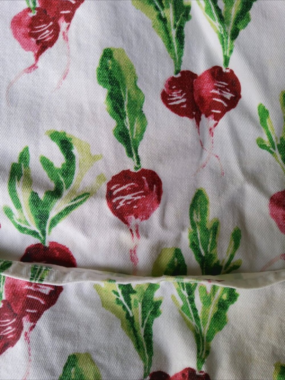 Vintage-Style Cotton Kitchen Apron with Pocket – Vibrant Red Radish and Beets - Picture 9 of 10